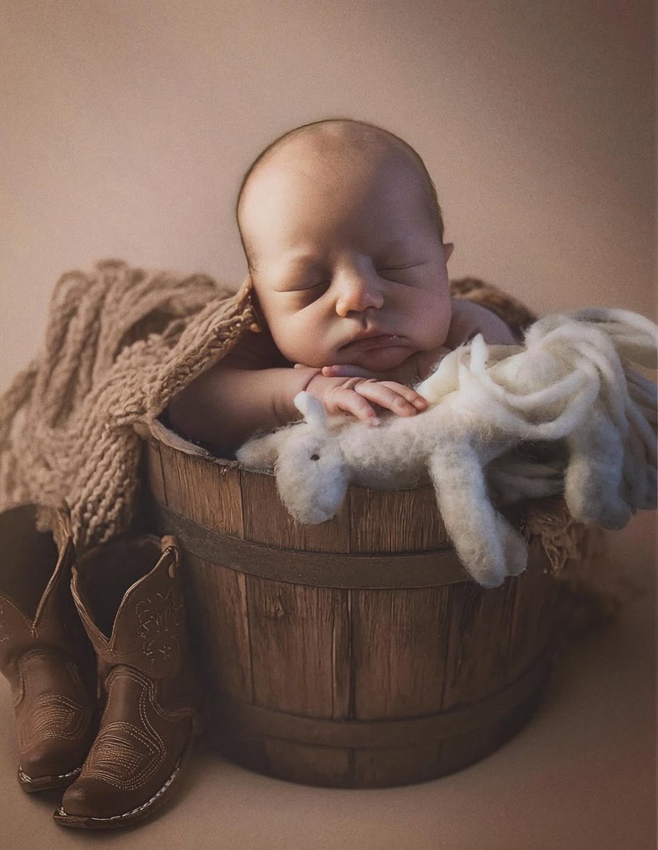 beyonceaccess's tweet image. QUE FOFURA! O ensaio fotográfico dele de new born foi feito no tema cowboy. 😩💙💙