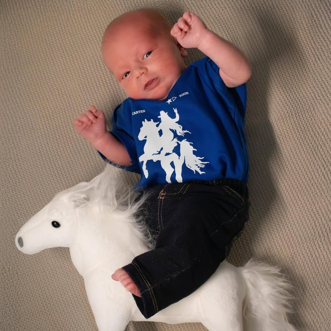 beyonceaccess's tweet image. QUE FOFURA! O ensaio fotográfico dele de new born foi feito no tema cowboy. 😩💙💙