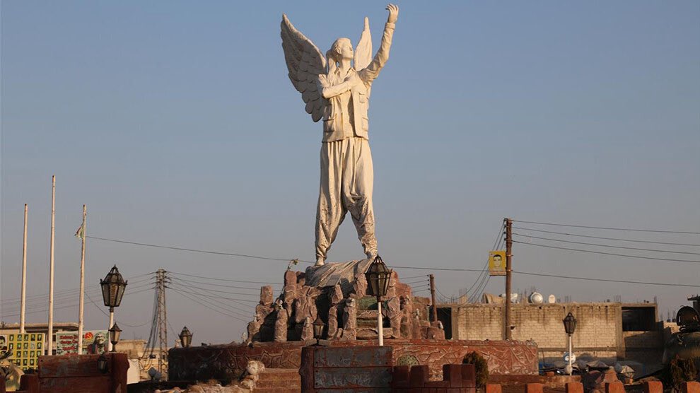 Termê min di xwînê de bangor:
ax sor ezman sor birîn sor
xeliya dilê Xwedayên li jor
û çiya kanî bi kanî verşiya:

qesab in!
dest bi qezetore, keftar!
segên har in segên har!
hey hawar,hey hewar
miriyan jî dikujin di vî şerî de...
                                        Arjen Arî