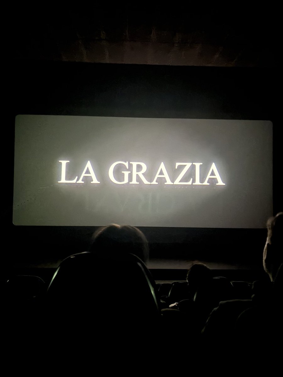 daniellaabb's tweet photo. Caro Paolo, devi smetterla cazzo!
Con questi cazzo di uccelli in sottofondo e con i violini e con #Servillo sempre più bravo del precedente se stesso… che poi al cinema non si può fare il minimo rumore e devo ingoiare tutte le lacrime e rischio di scoppiare cazzo!
#lagrazia https://t.co/PqBDUvq3VL
