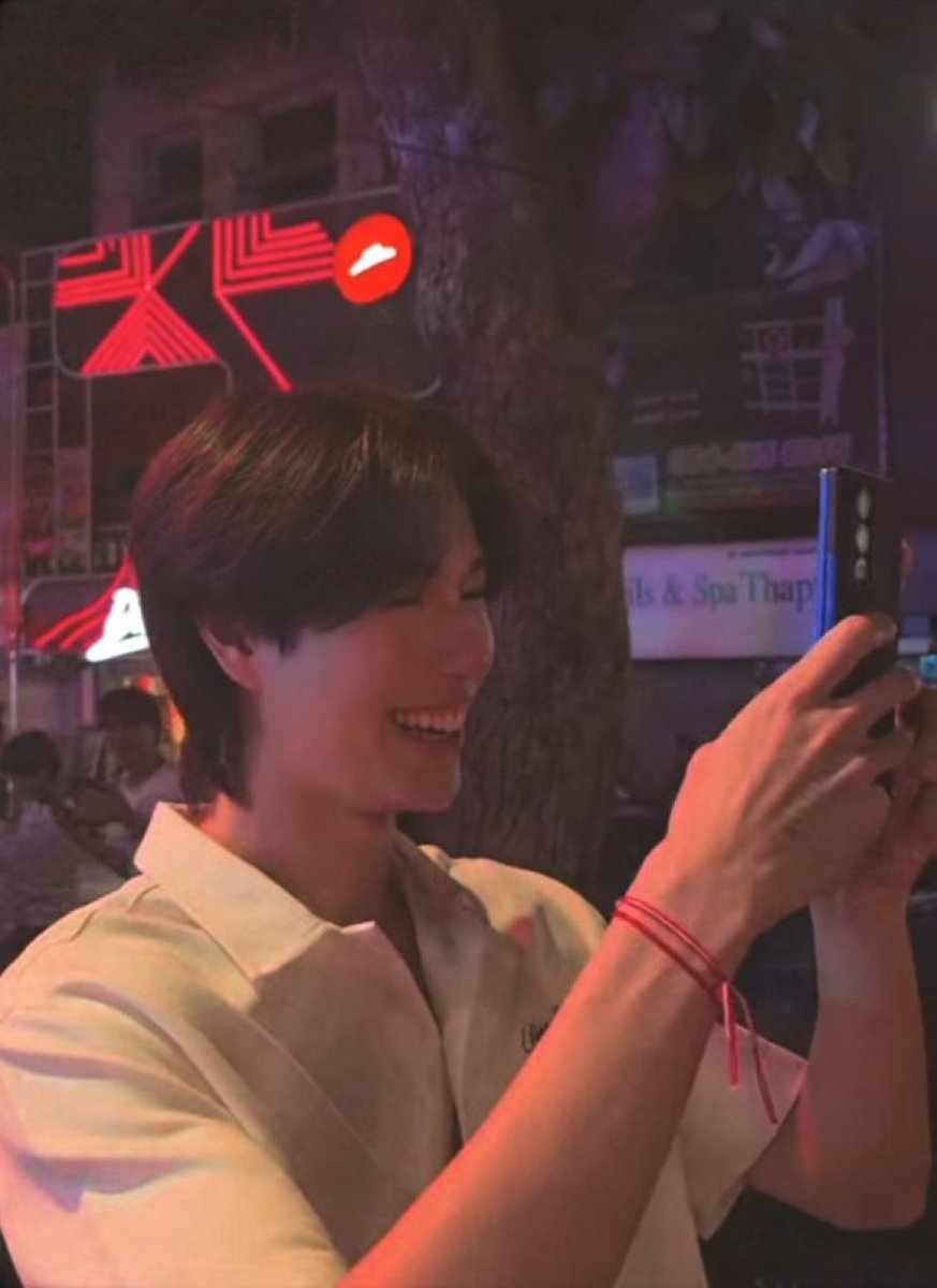 i'm in fucking tears no one talk to me i love his smile so much