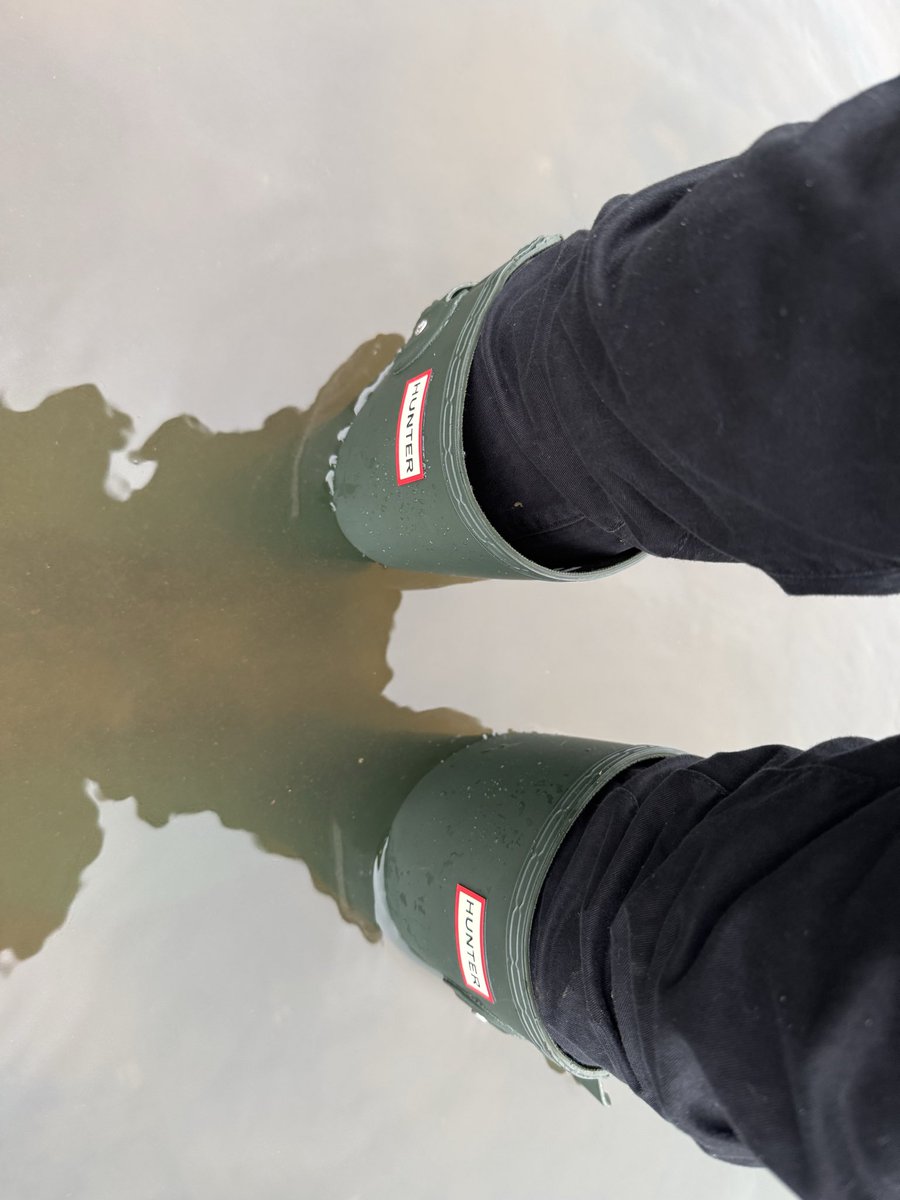 bootlover338's tweet photo. Went on another impromptu wet adventure today! If only I wasn’t in such a public exposed place 😫 #hunterboots #hunterwellies #wetwalk #riverwalk #rainboots #rubberboots #wellies #wetwellies https://t.co/IHEgMHgJza
