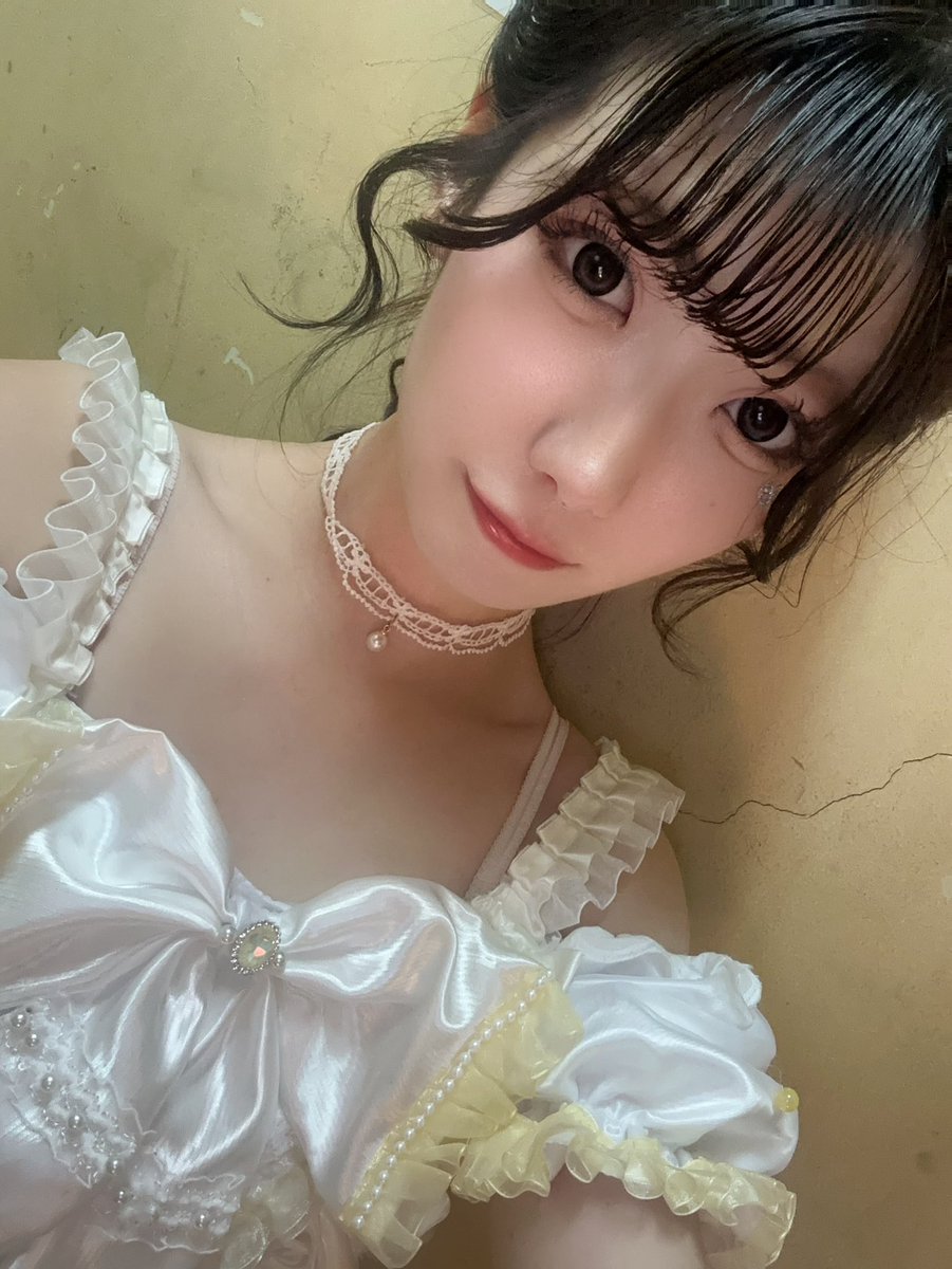 amatsuki___runa's tweet photo. おはるな💛✨

デビューライブの時にファンの方に頂いたお花の写真🌼すっごく嬉しかった！♡

嬉しすぎてお部屋に飾ってて、見る度にいつもにこにこしてる☺️💕

体調とかいろいろ落ち着いたら、お花と一緒に写真撮りたい！🌟 https://t.co/5oyoYzOW9L