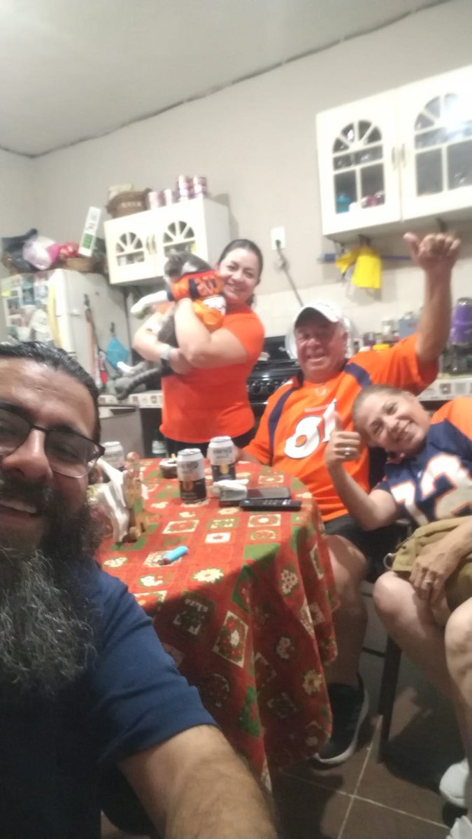 Nayedriade's tweet photo. #NFLEnTelevisa #BroncosCountry https://t.co/zqcWQfUrIs
