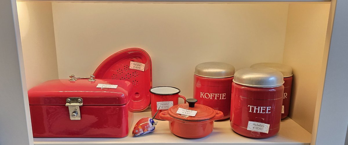 Michelleswinkel's tweet photo. Ziet u het rode speelgoed muisje?

Deze hebben wij ook aan ons assortiment toegevoegd. U windt het op met het sleuteltje en het rijdt gezellig rond.

Wij vragen ons af, zou dit lieve muisje ook koekjes lusten? 🍪 🐁 

#koektrommel #gootsteenbakje #oudemaille #blikkenspeelgoed https://t.co/c22FpKe5Kv