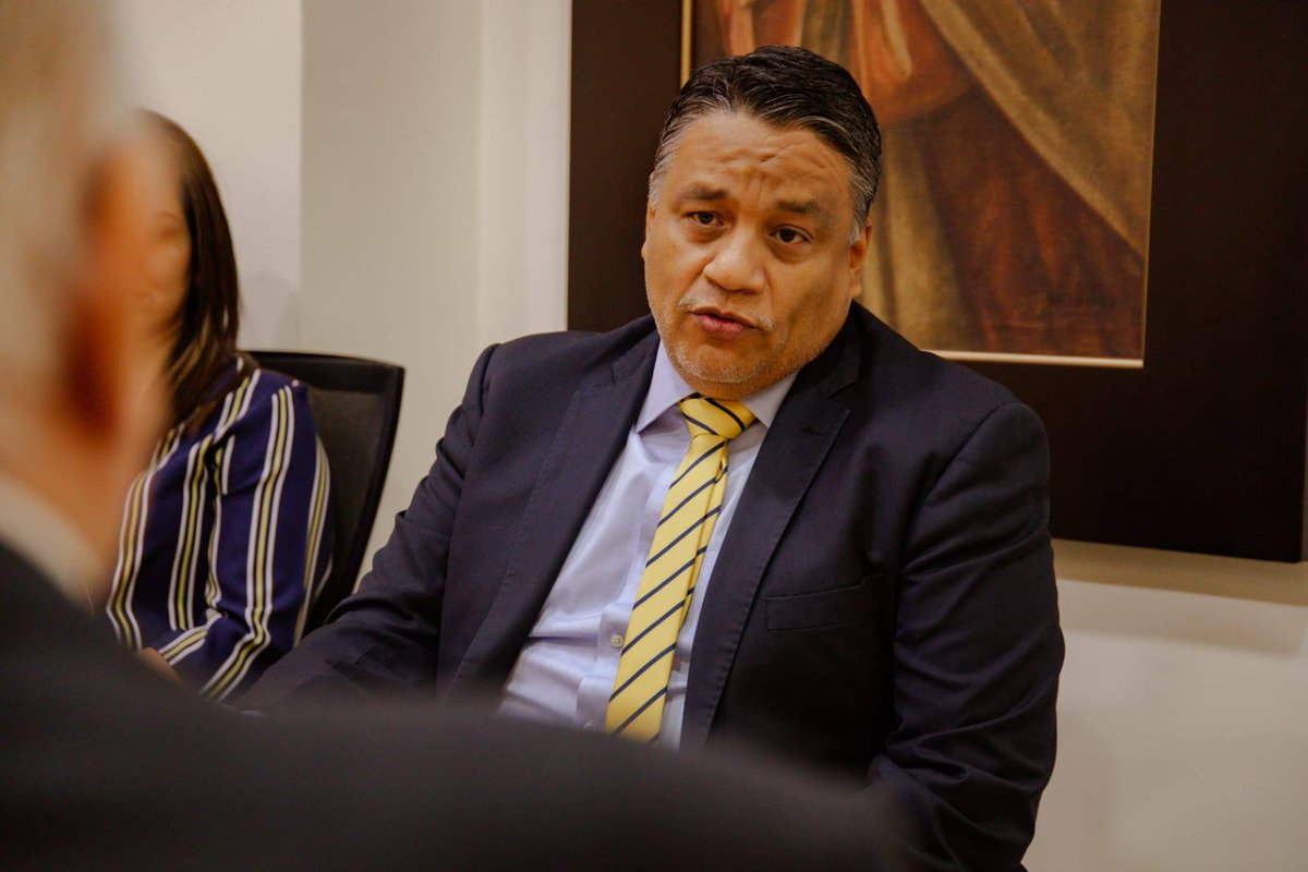 Acción diplomática con impacto institucional
El gobernador <a href="/josearevaloec/">José Arévalo</a>, mantuvo una reunión de trabajo con Xavier Simón Isaías, decano del Honorable Cuerpo Consular de Guayaquil,para fortalecer la cooperación y el desarrollo de proyectos institucionales.
#ElNuevoEcuadorImpulsa