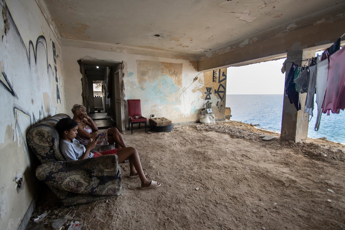 🇨🇺 | AHORA — Acaba de colapsar todo el sistema informativo en la zona oriental de Cuba. Casi la mitad de la isla.

Se ha caído toda la señal de televisión y radiodifusión. 

Algunas zonas llevan ya más de 40 horas consecutivas sin electricidad.