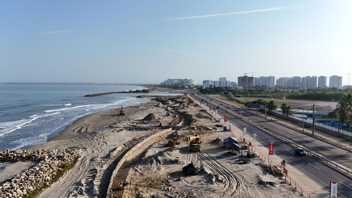 dumek_turbay's tweet photo. El gran #MalecónDelMar, el megaproyecto de infraestructura turística más importante en la HISTORIA de #Cartagena, ¡AVANZA! 

Datos importantes de los avances de obra: 

✅️ A la fecha la megaobra genera 300 empleos directos, consolidándose como un motor de desarrollo económico, inclusión laboral y progreso para cientos de familias cartageneras.

✅️ Del total de empleos generados hasta la fecha, 186 corresponden a hombres y 39 a mujeres, evidenciando una participación activa y diversa en la ejecución de esta megaobra.

✅️ El Malecón avanza actualmente con un progreso general cercano al 33 %, con ejecución simultánea en frentes estratégicos de protección costera, urbanismo, estructuras y espacio público.

✅️ En el frente Mirador de Sol, donde irá la rueda, se ejecutan trabajos de pilotes, adecuaciones técnicas y retiro de material rocoso, alcanzando un avance del 16%.

#CartagenaVuelveABrillar ✨️