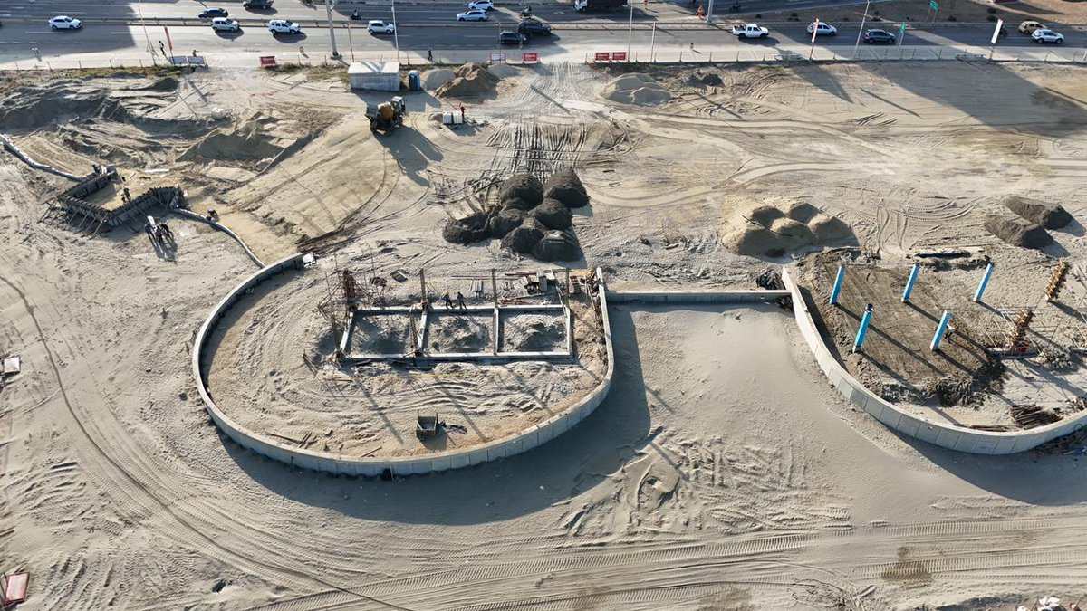dumek_turbay's tweet photo. El gran #MalecónDelMar, el megaproyecto de infraestructura turística más importante en la HISTORIA de #Cartagena, ¡AVANZA! 

Datos importantes de los avances de obra: 

✅️ A la fecha la megaobra genera 300 empleos directos, consolidándose como un motor de desarrollo económico, inclusión laboral y progreso para cientos de familias cartageneras.

✅️ Del total de empleos generados hasta la fecha, 186 corresponden a hombres y 39 a mujeres, evidenciando una participación activa y diversa en la ejecución de esta megaobra.

✅️ El Malecón avanza actualmente con un progreso general cercano al 33 %, con ejecución simultánea en frentes estratégicos de protección costera, urbanismo, estructuras y espacio público.

✅️ En el frente Mirador de Sol, donde irá la rueda, se ejecutan trabajos de pilotes, adecuaciones técnicas y retiro de material rocoso, alcanzando un avance del 16%.

#CartagenaVuelveABrillar ✨️