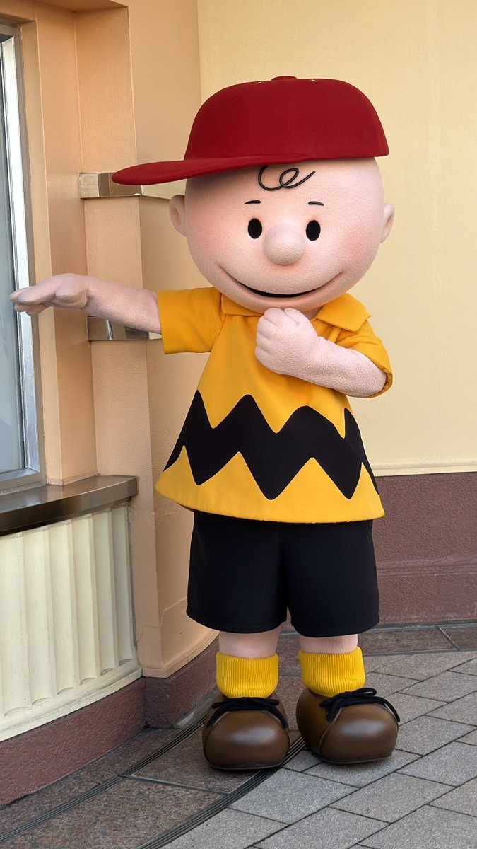 ゲストさんからいっぱいお菓子もらったチャーリー🍪🍫🍭🍿🎶

多すぎて倒れてきちゃう…💦
どうする！？

#USJファン