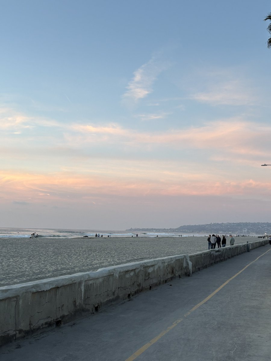 xkevinnI's tweet photo. @spacecadetrex Took this the other day. 📍San Diego https://t.co/smWi0oFf0G
