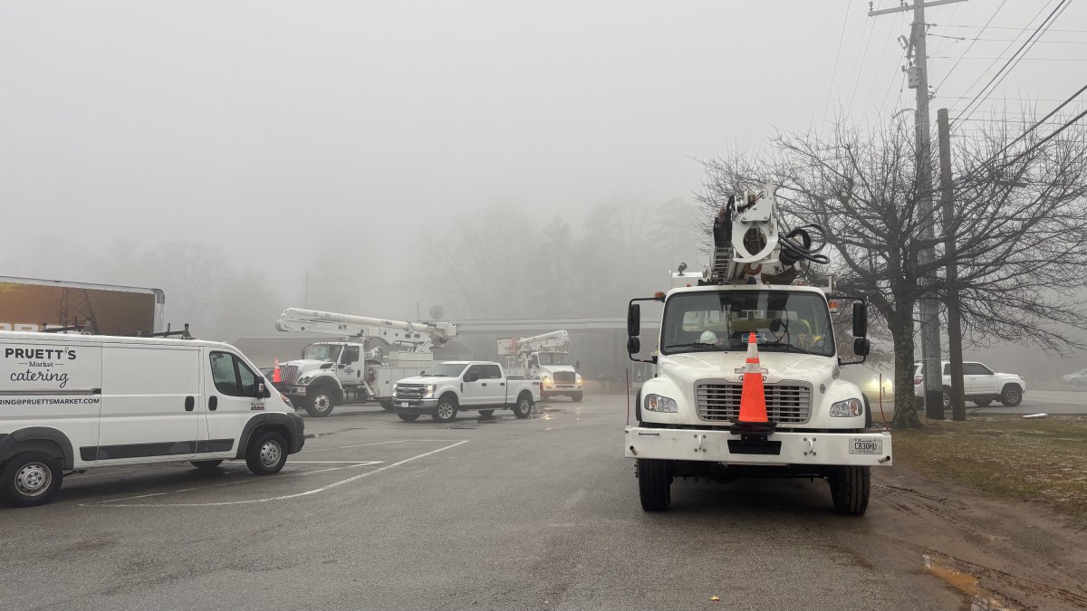 TVA_ScottF's tweet photo. shout out @EPB_Chattanooga crews working all day trying to get the power back on at Sign Mountain. Next shift staging for assignments. Thank you. @TVAnews https://t.co/rBUJzuwqFG