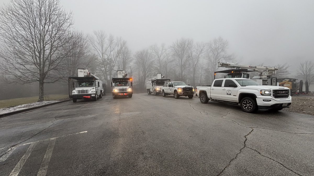 TVA_ScottF's tweet photo. shout out @EPB_Chattanooga crews working all day trying to get the power back on at Sign Mountain. Next shift staging for assignments. Thank you. @TVAnews https://t.co/rBUJzuwqFG