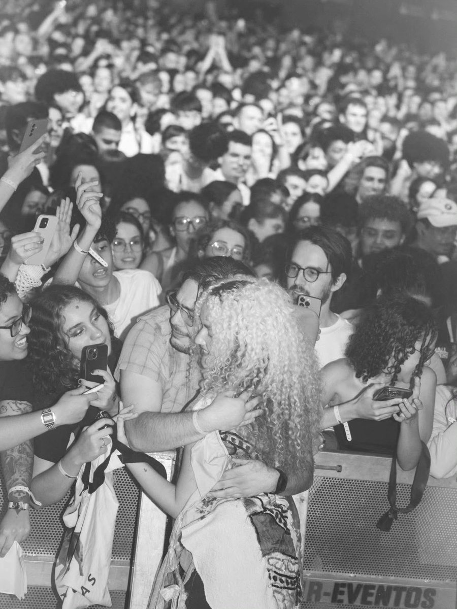 “ontem foi uma surpresa tão boa! é sempre maravilhoso cantar pra vocês, são paulo!”