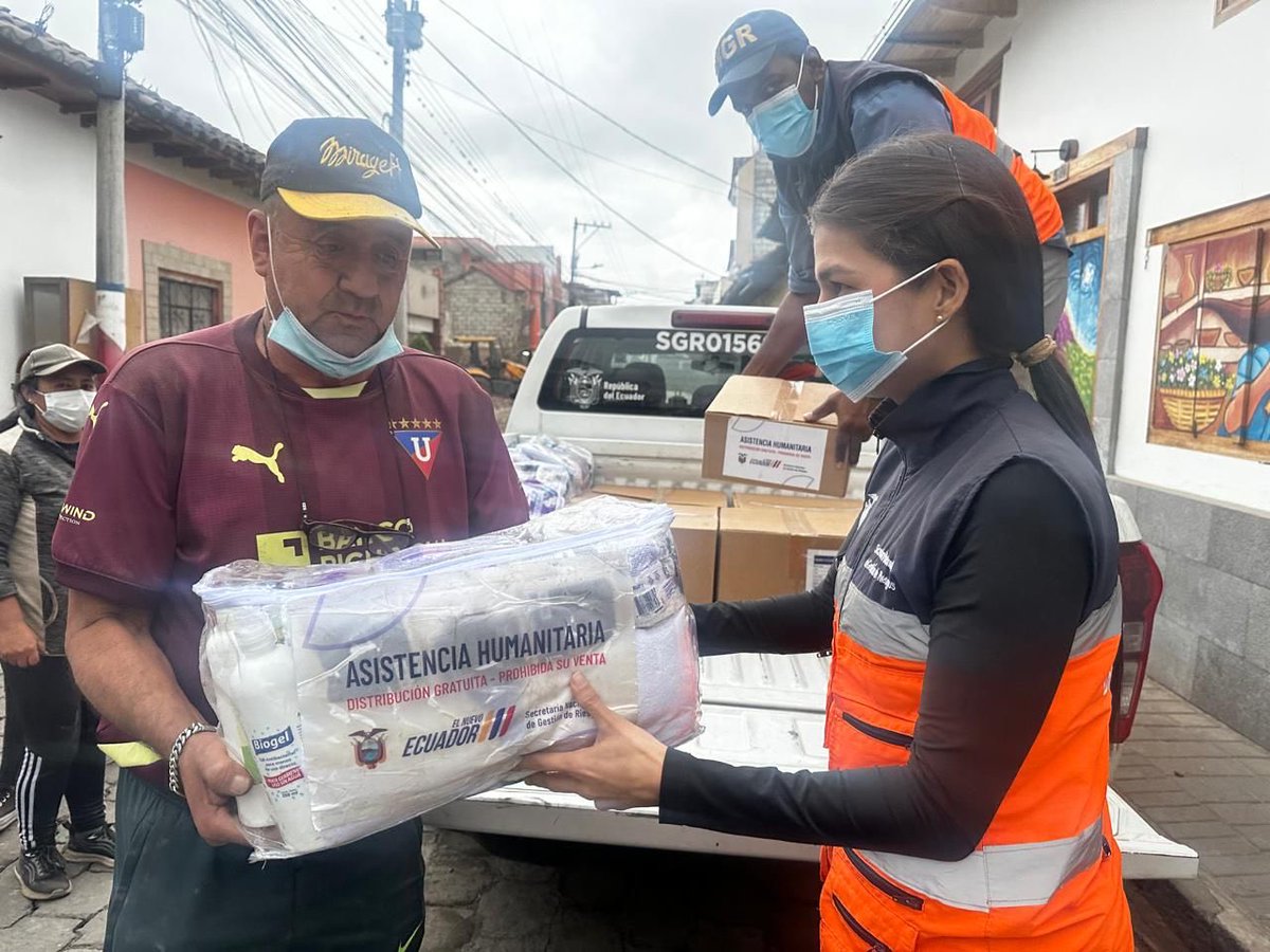 Riesgos_Ec's tweet photo. 📍 #Imbabura | Cotacachi – Centro

Evento: 🌧️ Lluvias intensas
Estado: 🟠 En seguimiento

Colapso de una vivienda de adobe por lluvias y vetustez.

Afectaciones: 
3 familias damnificadas (8 personas) y 2 familias afectadas (2 personas).

✔️Cuerpo de Bomberos realizó la inspección y trabajos evacuación preventiva de personas del inmueble y remoción de escombros.

Las familias permanecen en casas de acogida y recibieron asistencia humanitaria.

➡️ Evento en seguimiento por la SNGR.
