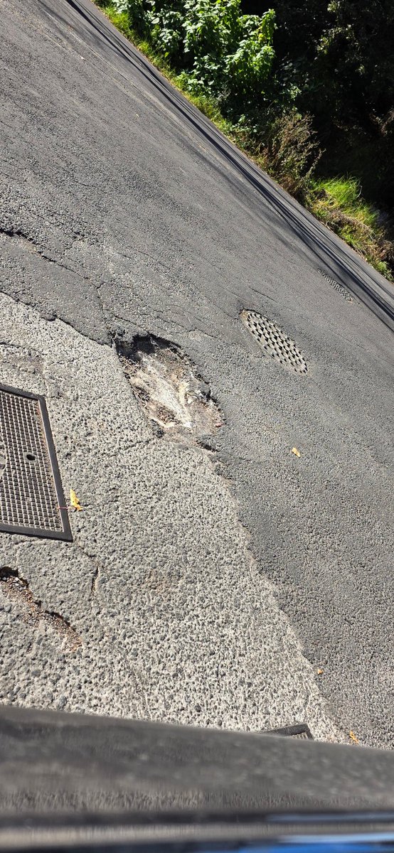 ronifele's tweet photo. @MHcesac @mauriciotabe @AlcaldiaMHmx por favor, llevamos casi un año con estos baches en bosque de Nogales entre bosque de ocozoles y bosque de zapotes, URGE https://t.co/bbjDljb5sv