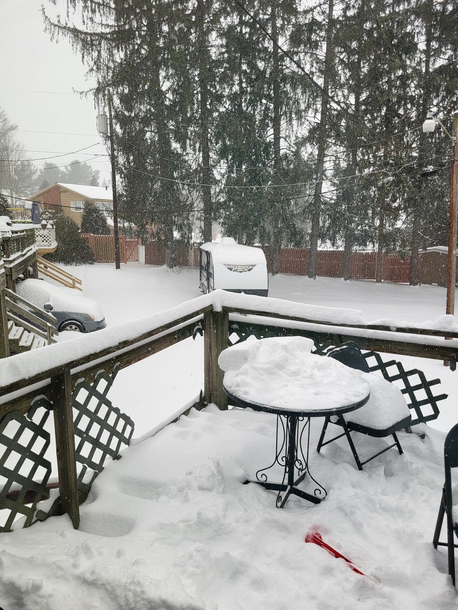 NodyaB's tweet photo. It's still coming down here in Ford City, Pennsylvania @ryanhallyall https://t.co/98kkT2Xfqg