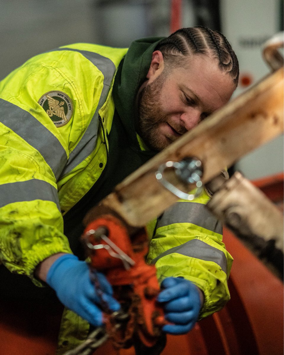 NYCMayor's tweet image. Thank you to all of the city workers who have been working around the clock this weekend to keep us safe. No job is too small, no storm is too big.