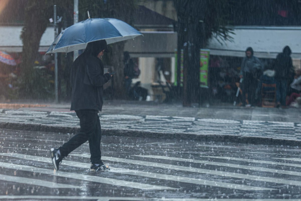 MilPrudente's tweet photo. 🌧️ SEMANA CHUVOSA?! 🌧️

Previsão do tempo indica grande possibilidade de chuva durante toda a semana. As pancadas devem ser rápidas, porém bem intensas. Cuidado com as áreas de alagamento! https://t.co/9d8ZIxtfIu