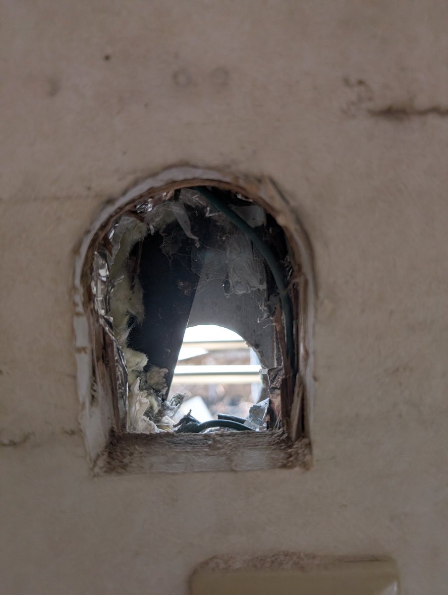 K2tech_AC's tweet image. ルームエアコン2台入れ替え工事
カバー入れ替え、二段置き架台
ここまで別に普通の内容なんですが

・塗装で固まって撤去が大変なカバー
・2F-1Fは幕板かわすためにカバーを加工
・前に施工した方の失敗した穴あけ手直し
穴開け直したのは下地も追加して固定してます！

流石に時間かかりましたー笑