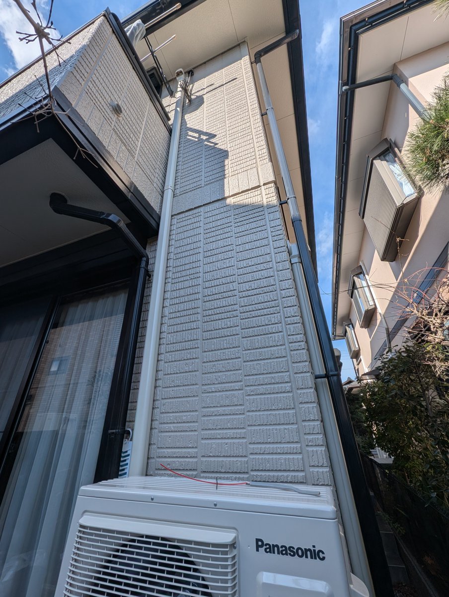 K2tech_AC's tweet image. ルームエアコン2台入れ替え工事
カバー入れ替え、二段置き架台
ここまで別に普通の内容なんですが

・塗装で固まって撤去が大変なカバー
・2F-1Fは幕板かわすためにカバーを加工
・前に施工した方の失敗した穴あけ手直し
穴開け直したのは下地も追加して固定してます！

流石に時間かかりましたー笑