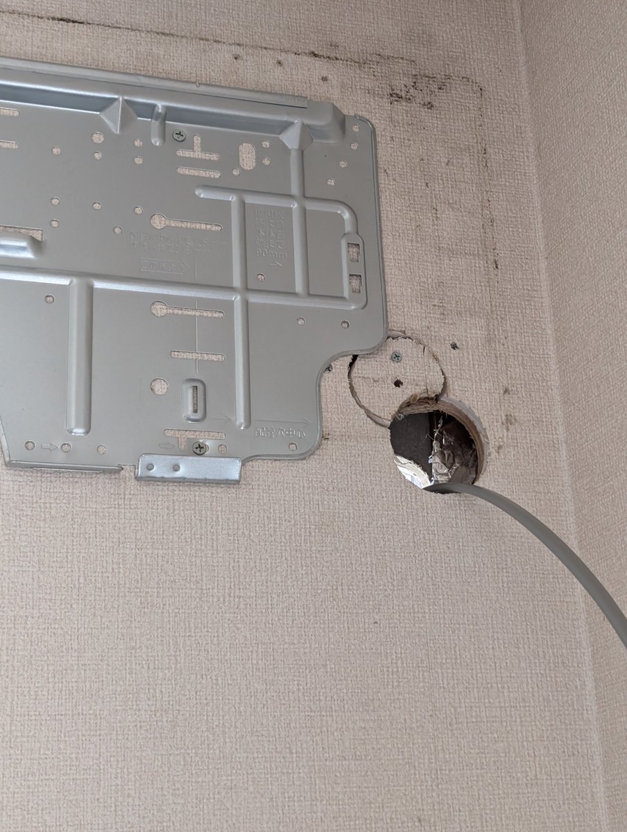 K2tech_AC's tweet image. ルームエアコン2台入れ替え工事
カバー入れ替え、二段置き架台
ここまで別に普通の内容なんですが

・塗装で固まって撤去が大変なカバー
・2F-1Fは幕板かわすためにカバーを加工
・前に施工した方の失敗した穴あけ手直し
穴開け直したのは下地も追加して固定してます！

流石に時間かかりましたー笑