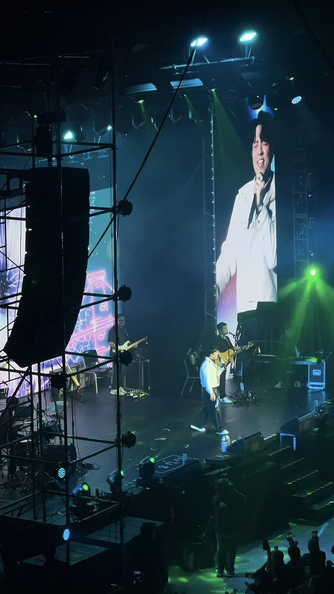 seokhangel's tweet image. teka naka white jacket din pala si tj nung nanood kami ng nanay ko last year 😭😆