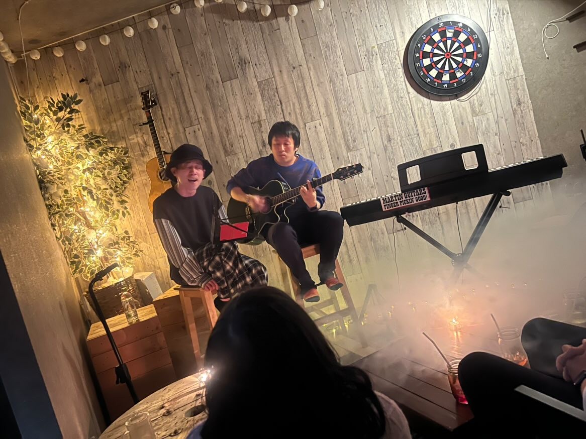 MYK978881981's tweet image. 昨日、東松島にあります、カフェ＆バー「hamuji」にて、生音LIVEに出演いたしました。

monmonさんからのラブコールにお応えするべく、僕らの持てる力をフル活用してみました。

皆様に僕らの演奏が届いていると良いなあ、と思っております。

#MYK
#monmon
#紅音朱里
#hamuji