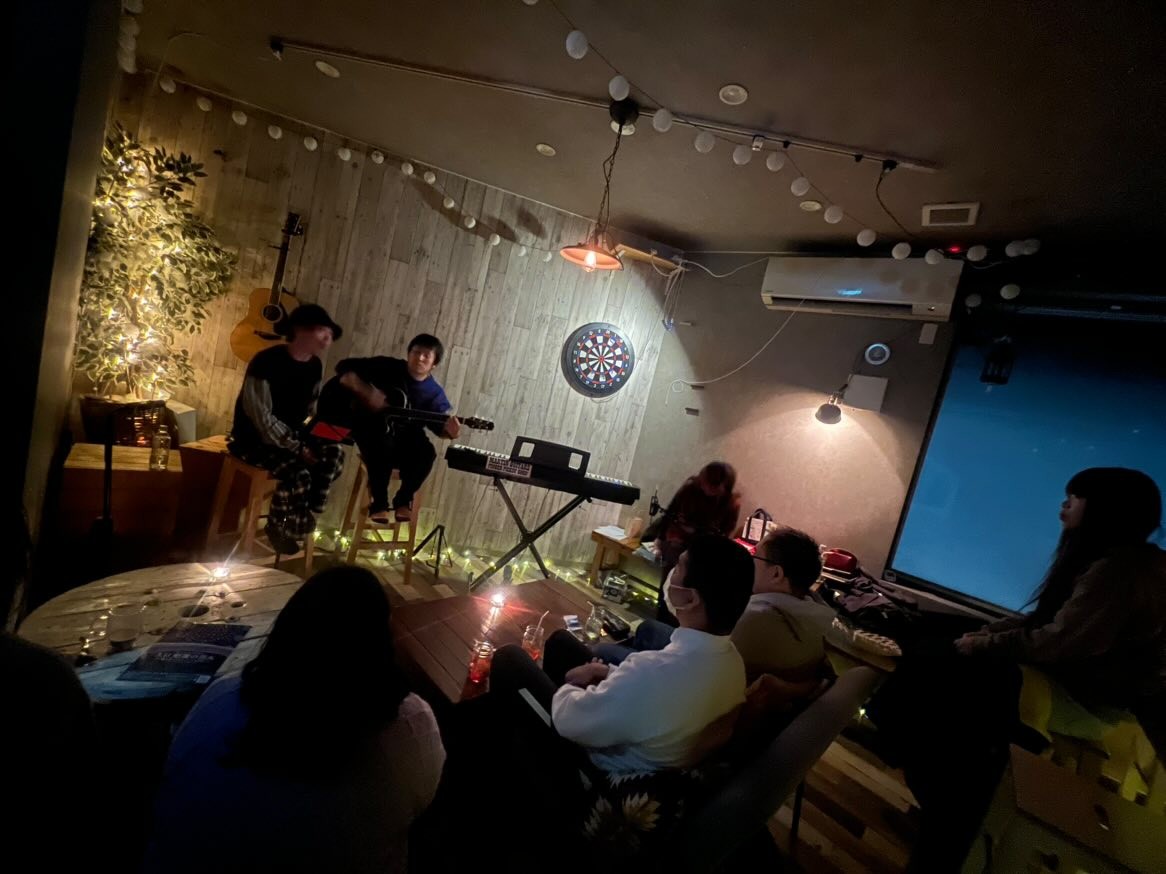 MYK978881981's tweet image. 昨日、東松島にあります、カフェ＆バー「hamuji」にて、生音LIVEに出演いたしました。

monmonさんからのラブコールにお応えするべく、僕らの持てる力をフル活用してみました。

皆様に僕らの演奏が届いていると良いなあ、と思っております。

#MYK
#monmon
#紅音朱里
#hamuji