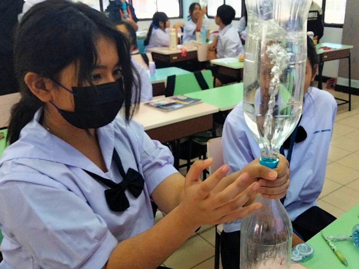 BFITSThailand's tweet image. Hands-on learning in action at our KBP BFITS Program 🌟 With Teacher Bill guiding the way, students explored science through a Tornado in a Bottle—asking questions, learning together &amp;amp; turning curiosity into understanding.

#KBP #BFITSProgram #ShineWithBFITS #TeachInThailand 🇹🇭