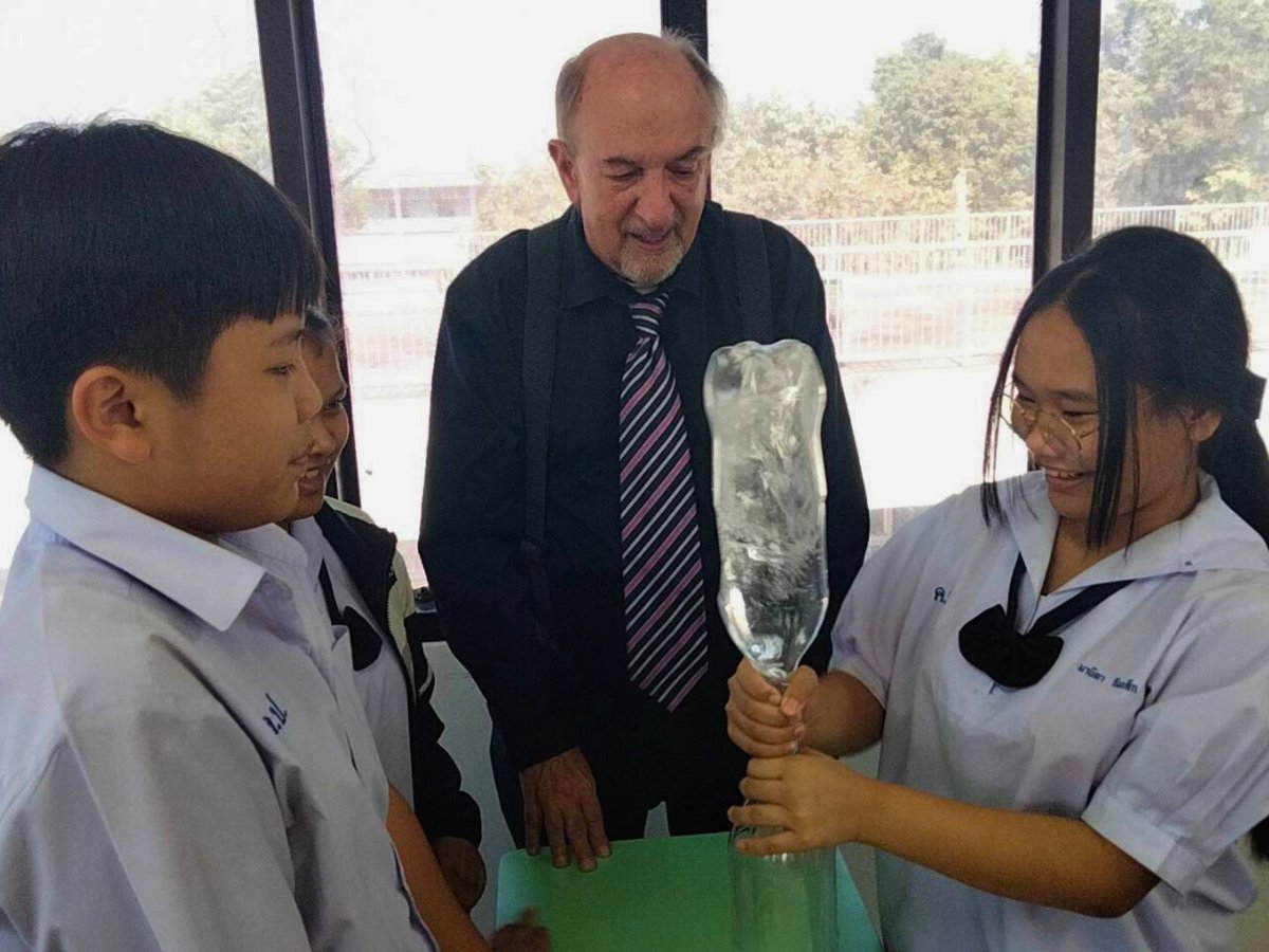BFITSThailand's tweet image. Hands-on learning in action at our KBP BFITS Program 🌟 With Teacher Bill guiding the way, students explored science through a Tornado in a Bottle—asking questions, learning together &amp;amp; turning curiosity into understanding.

#KBP #BFITSProgram #ShineWithBFITS #TeachInThailand 🇹🇭