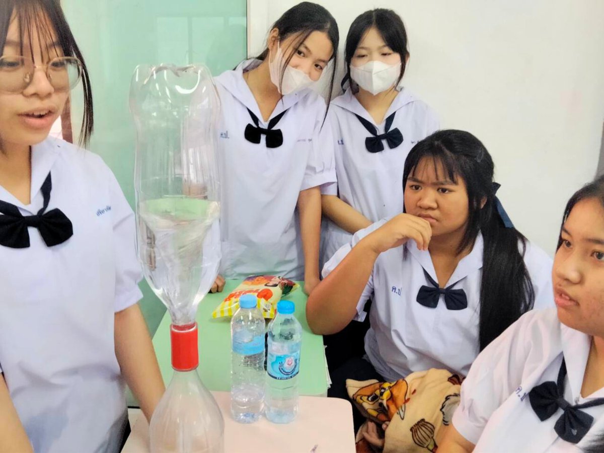 BFITSThailand's tweet image. Hands-on learning in action at our KBP BFITS Program 🌟 With Teacher Bill guiding the way, students explored science through a Tornado in a Bottle—asking questions, learning together &amp;amp; turning curiosity into understanding.

#KBP #BFITSProgram #ShineWithBFITS #TeachInThailand 🇹🇭