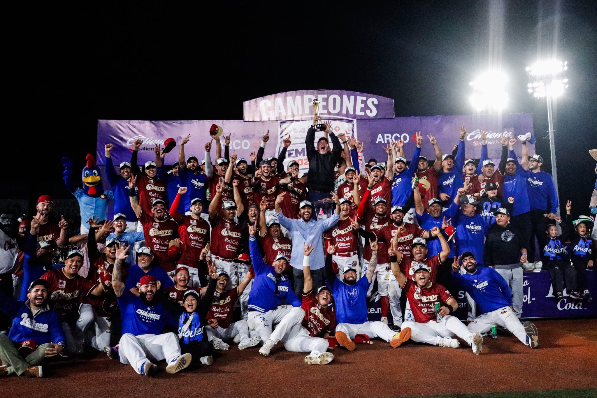 Jugadores de Charros de Jalisco levantando el trofeo de campeones de la LMP 2026 celebrando el bicampeonato.