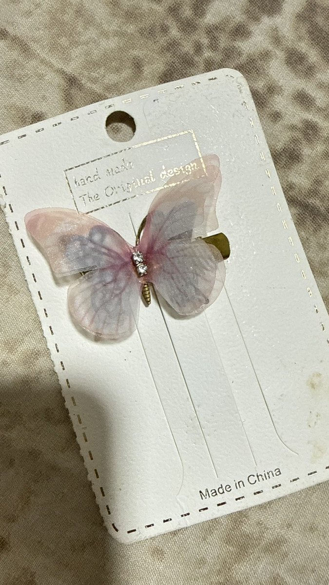 Verbena988's tweet photo. Hace una semana le dije a una abuelita que le quedaba hermoso su ganchito de mariposa y hoy me trajo uno igual😭😭😭😭 me muero de amor https://t.co/8kXjFJNTna