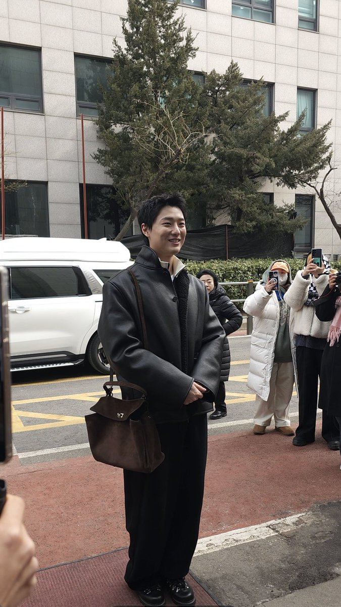 คนที่บอกจะไว้ผมยาวระต้นคออะ 555555555555555 สั้นเหมือนตอนบั้ม Set เลยย ชอบค่ะผมสั้นผมดำ