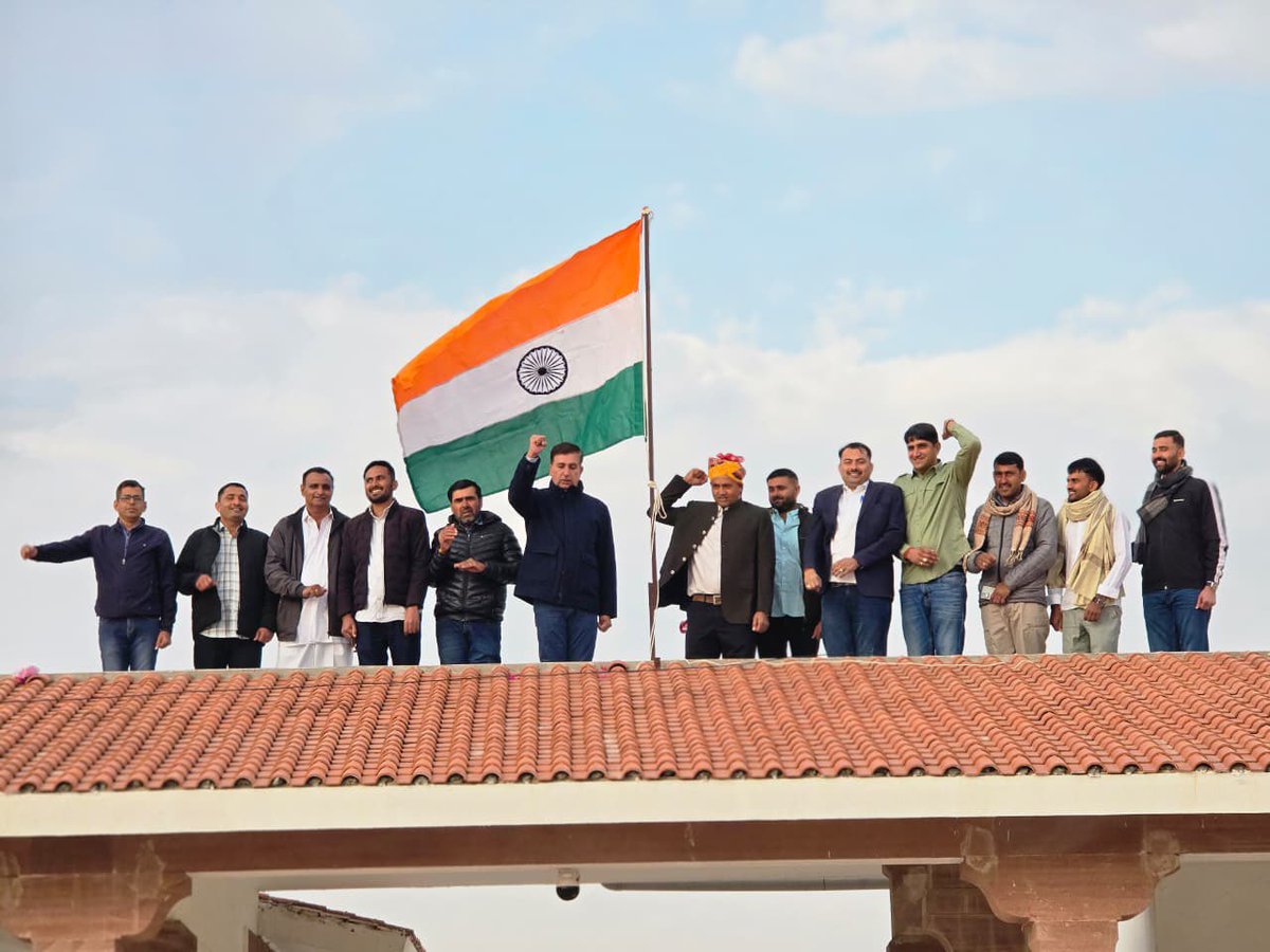 Barmer_Harish's tweet photo. 26 जनवरी सिर्फ एक तारीख नहीं है,
यह उस ऐतिहासिक संकल्प का दिन है जब भारत ने स्वयं को संप्रभु, समाजवादी, धर्मनिरपेक्ष और लोकतांत्रिक गणराज्य घोषित किया।

26 जनवरी 1950 को हमारे संविधान ने देश के हर नागरिक को समानता, स्वतंत्रता और न्याय का अधिकार दिया। यह दिन हमें याद दिलाता है कि यह देश किसी एक वर्ग, विचारधारा या सत्ता का नहीं, बल्कि जनता का है।

गणतंत्र दिवस हमें बाबा साहब डॉ. भीमराव अंबेडकर जी और संविधान निर्माताओं के उस संघर्ष की याद दिलाता है, जिन्होंने एक ऐसे भारत की नींव रखी जहाँ आख़िरी पंक्ति में खड़ा व्यक्ति भी अधिकार और सम्मान के साथ जी सके।

आज का दिन सिर्फ तिरंगा फहराने का नहीं, बल्कि
संविधान की रक्षा करने,
लोकतंत्र को मज़बूत करने
और सामाजिक न्याय के संकल्प को दोहराने का दिन है।

आइए, गणतंत्र दिवस पर यह प्रण लें कि हम संविधान, लोकतंत्र और देश की एकता की रक्षा के लिए हर स्तर पर खड़े रहेंगे।

🇮🇳 जय संविधान | जय लोकतंत्र | जय हिंद 🇮🇳
#RepublicDay2026