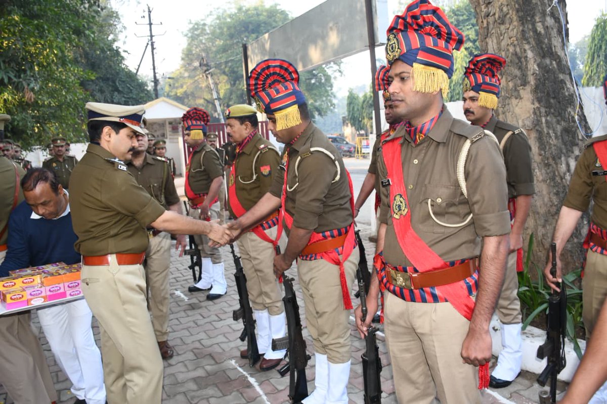 #गणतंत्र_दिवस के शुभ अवसर पर #DIGRangeMeerut श्री कलानिधि नैथानी द्वारा कैम्प कार्यालय में ध्वज फहराया और तिरंगे को सलामी दी गयी साथ ही कार्यालय के समस्त अधि०/कर्म० गणों को मिष्ठान वितरित कर गणतंत्र दिवस की शुभकामनाएं दी एवं पदक विजेताओं को अलंकृत किया।
#RepublicDay2026
#Uppolice