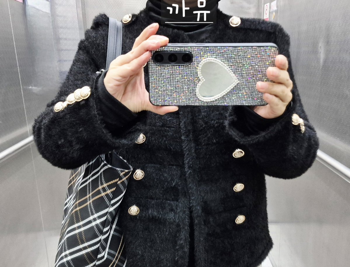 내가 중심을 잡고 반듯하게
걷는다면 누가와서 흔들어도
흔들리지 않을 중심이 바로
잡혀 있다면 문제는 없더라.

인간관계에 정답이 있을까?
너와 내가 만나 서로 나누는
모든 것들이 행복하고 즐겁
다면 그게 정답이 아닐지...

남과 비교하며 틀린 답을 찾
는 미련한 짓은 하지 말자.
생각...다짐..