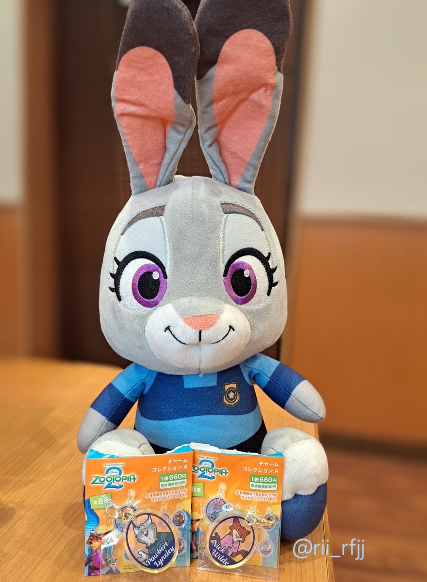 週末にズートピア2を観に行ったら、まだ入場者プレゼント貰えた…。
グッズも一部再入荷していて、チャームコレクション可愛いな、と思い2個買ってしまった。｢ジュディちゃん…!!｣と念じながら選んだけど、ニックとパウバートだった...。
