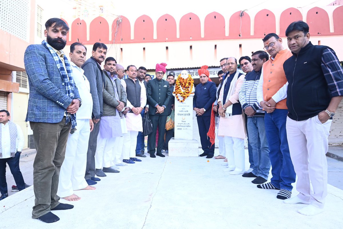 आज 77 वें गणतंत्र दिवस के शुभ अवसर पर चूरू स्थित भाजपा कार्यालय में ध्वज फहरा कर राष्ट्र की एकता और अखंडता को अक्षुण्ण बनाए रखने और विश्व पटल पर आत्मनिर्भर बनते भारत को नई ऊंचाइयों पर ले जाने का संकल्प लिया। 

जय हिंद, जय भारत!
#RepublicDay  #RepublicDay2026