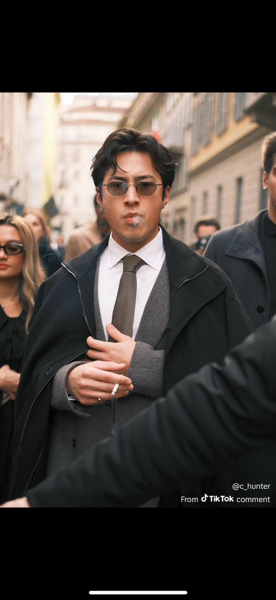 GCdebaca's tweet image. My mom killed my vibe I tell her hay my new celeb crush and she goes “he kinda looks like your dad when I met him” NOW I CANT UNSEE IT 😭