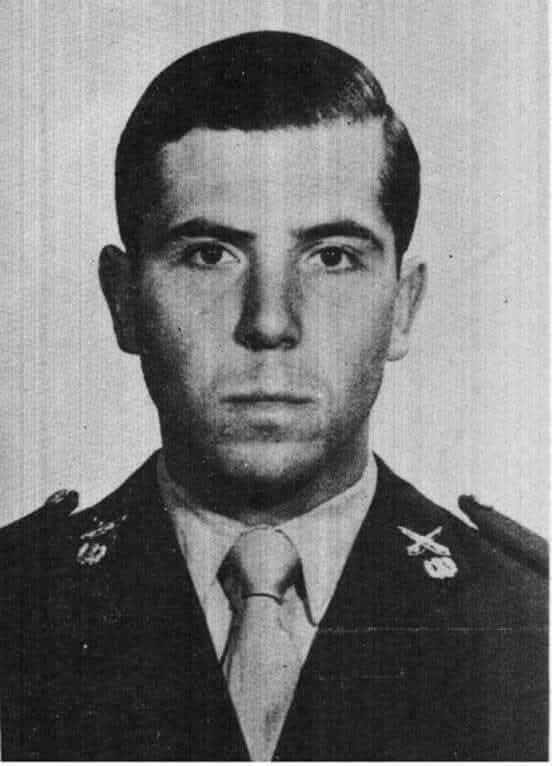 Recordamos al Subteniente Oscar Augusto Silva del Regimiento de Infantería 4. Muerto en Combate en la Gesta de Malvinas! Héroe de la Patria. Enterrado con la novia del Infante, su fusil. No se lo pudo sacar de sus manos.'
Peleó agregado a la sección del TCIM Vasquez en Tumbledown