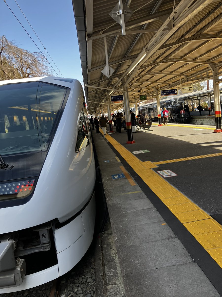 osawariman4's tweet photo. 古い電車と
最新の電車が止まっていたので

思わずカシャリ https://t.co/SxhySJZOku