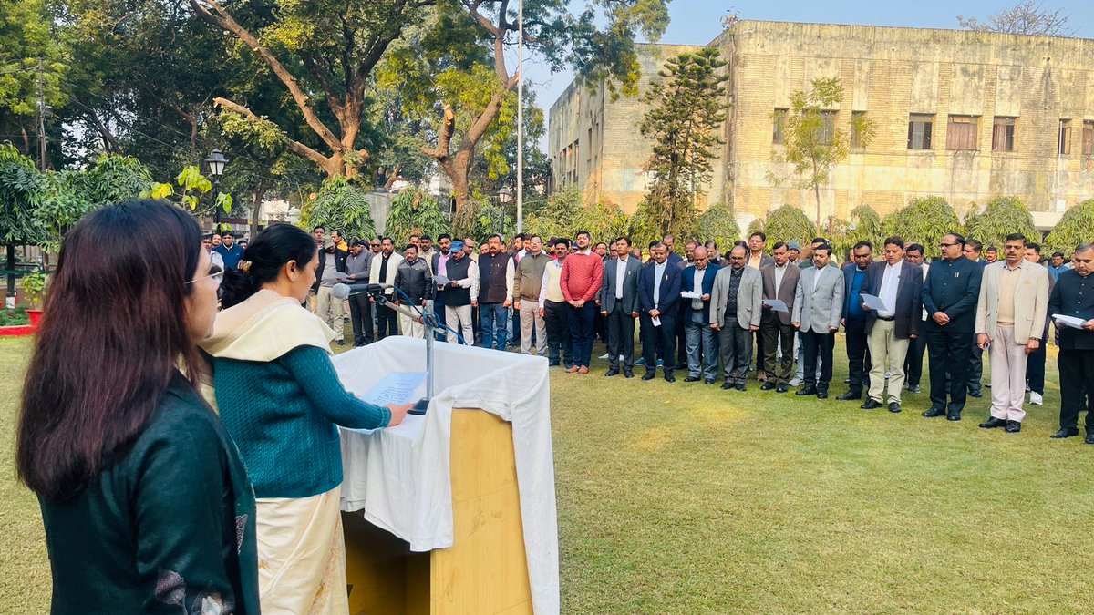 चीनी उद्योग एवं गन्ना  विभाग, मुख्यालय द्वारा 77 वां गणतन्त्र दिवस समारोह हर्षोल्लास से मनाया गया।  विभाग की अपर मुख्य सचिव ,उ.प्र. शासन वीना कुमारी के कर कमलों द्वारा झण्डा रोहण व राष्ट्रगान किया गया, इस अवसर पर  गन्ना आयुक्त मिनिस्ती एस. की उपस्थिति में  अपर मुख्य सचिव महोदया