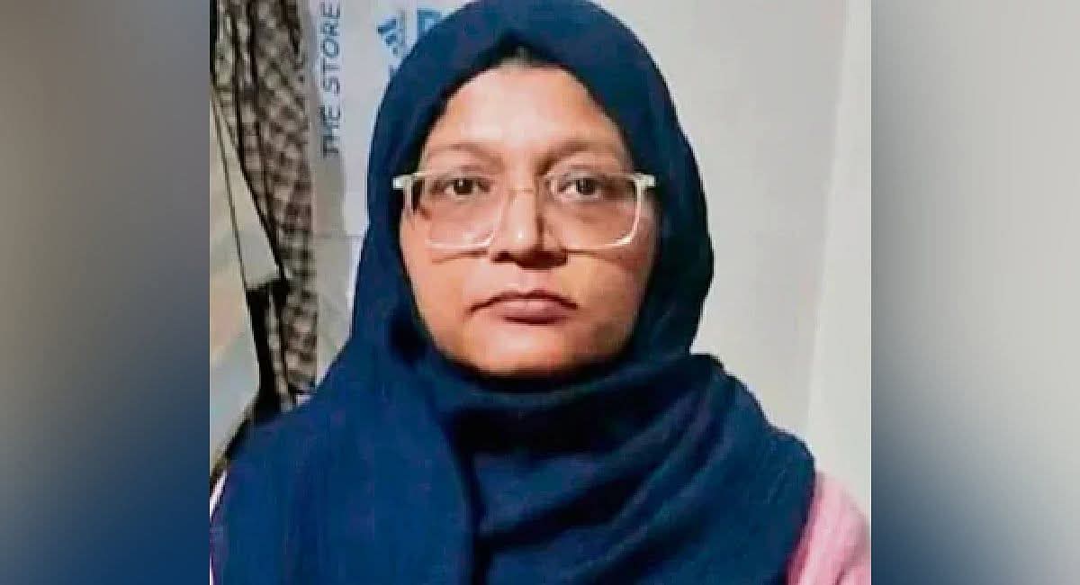 भारत मे सब मुमकिन हैँ...दोस्तों

सुप्रीम कोर्ट - ब्लास्ट किया तो नहीं ना इस मोहतरमा ने ??

पुलिस - नहीं ब्लास्ट नहीं कर पायी क्योकि हमने पकड़ लिया लेकिन कर पाती तो हज़ारो मारे जाते !!

सुप्रीम कोर्ट में सिब्बल - लेकिन मारे गए क्या ? नहीं !! तो मिलार्ड इनको जमानत दीजिए ,, मोहतरमा