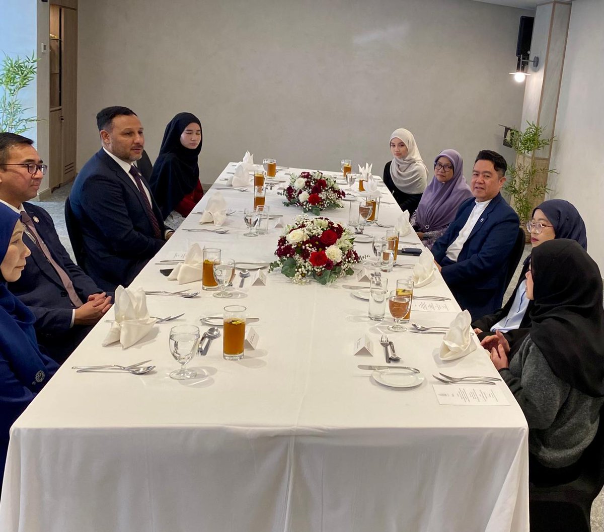 🇨🇦🤝🇧🇳 La Haute Commission du Canada a eu le plaisir d’organiser un déjeuner pour célébrer le retour des boursiers SEED 2025–2026. Leur réussite témoigne de la solide coopération Canada–Brunéi et de notre engagement envers la formation des futurs leaders.
#BoursesSEED #ASEAN