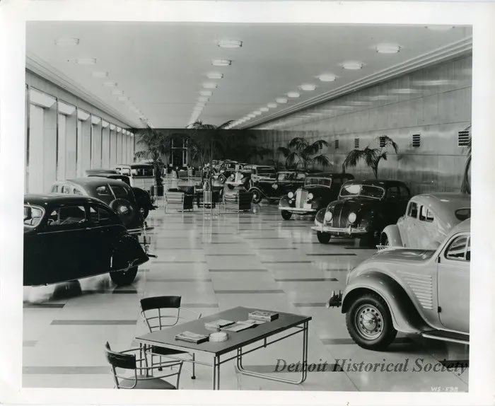Chrysler’s best, 1934
Conventional and Airflow both on show