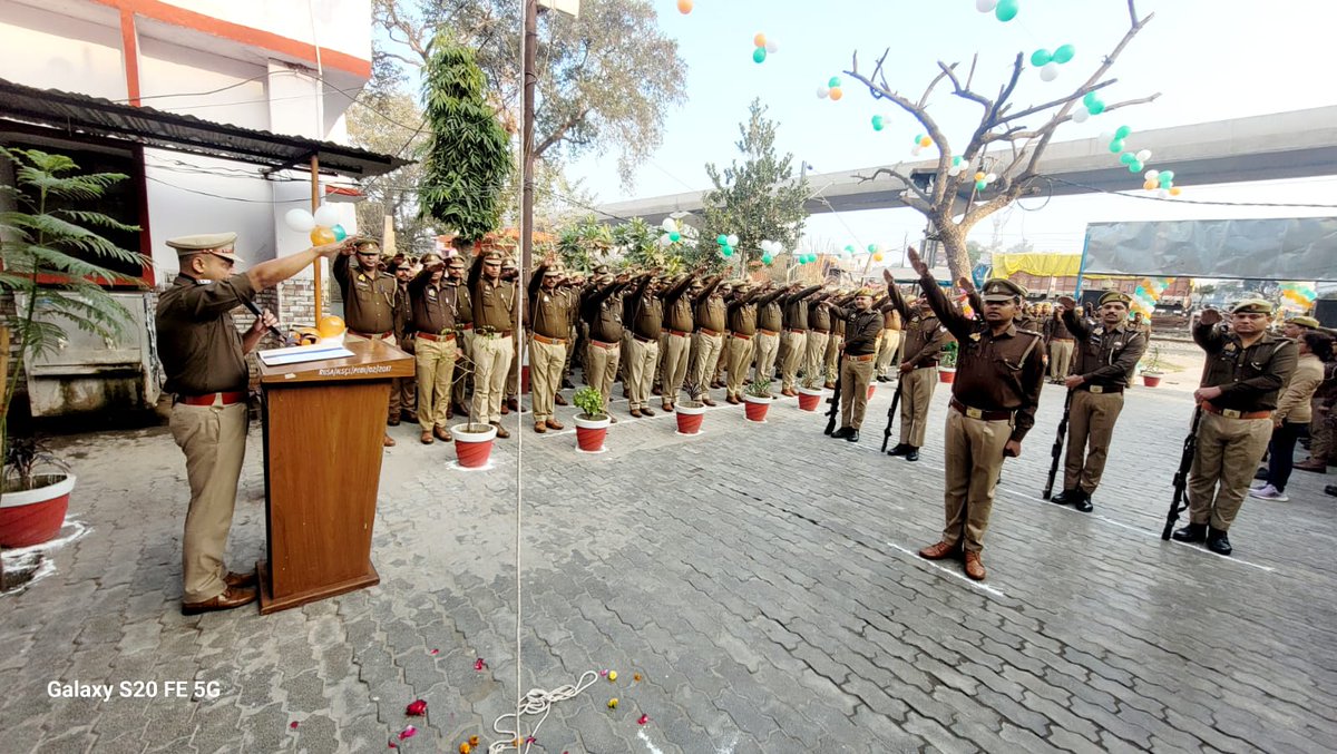Dcpwkanpur's tweet photo. 🇮🇳 77वां गणतंत्र दिवस 🇮🇳

दिनांक 26.01.2026 को पुलिस उपायुक्त पश्चिम श्री एस. एम. कासिम आबिदी महोदय द्वारा थाना कल्याणपुर में ध्वजारोहण किया गया।
अधिकारियों/कर्मचारियों ने संविधान, कर्तव्य और देश सेवा की शपथ ली।
राष्ट्रभक्ति के भाव के साथ गरिमामय आयोजन संपन्न।
जय हिन्द! @Uppolice https://t.co/nqpogwBs3C