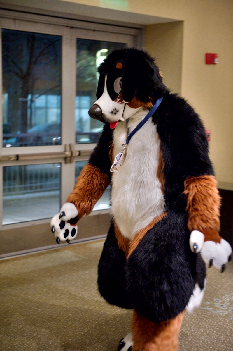 I think we should be as kinky as we want. Your friends should accept you as you are and as kinky and weird as you want. I just have fun. 
📷Eberra