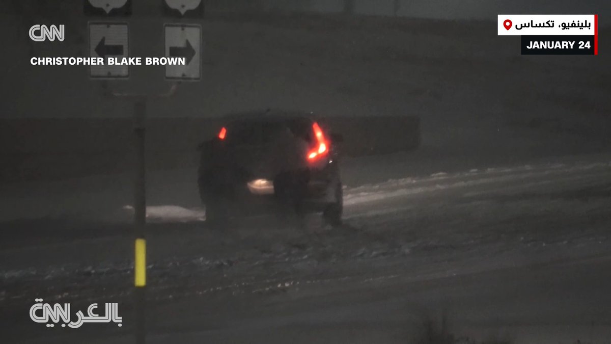 سكان تكساس يقدمون المساعدة في دفع السيارات العالقة بالثلوج 